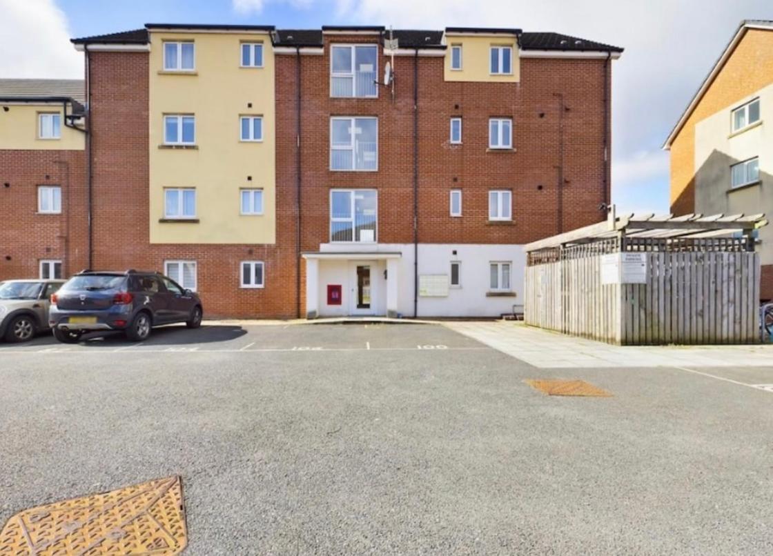 Modern 2 Bed City Apartment With Private Parking Swansea Exterior photo