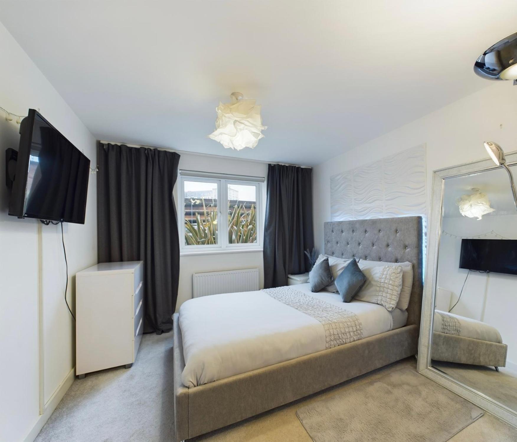 Modern 2 Bed City Apartment With Private Parking Swansea Exterior photo