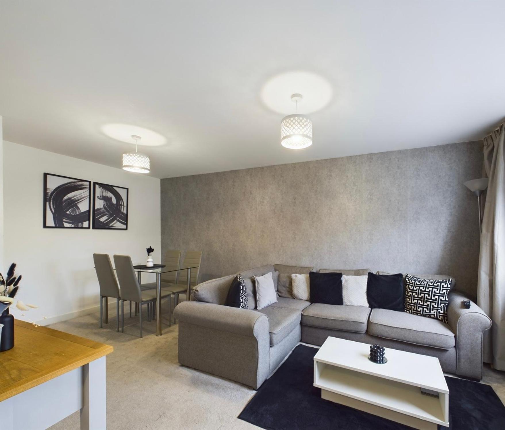 Modern 2 Bed City Apartment With Private Parking Swansea Exterior photo